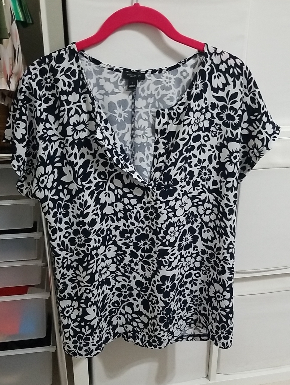 Ann Taylor Black and White Floral V-Neck Blouse. Size S
